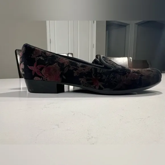Munro Cerise Black Floral Velvet Loafers size 10