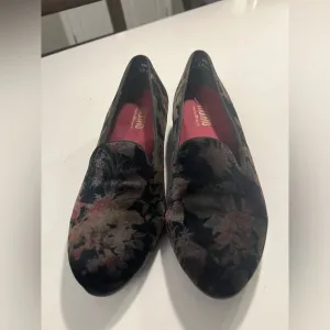 Munro Cerise Black Floral Velvet Loafers size 10