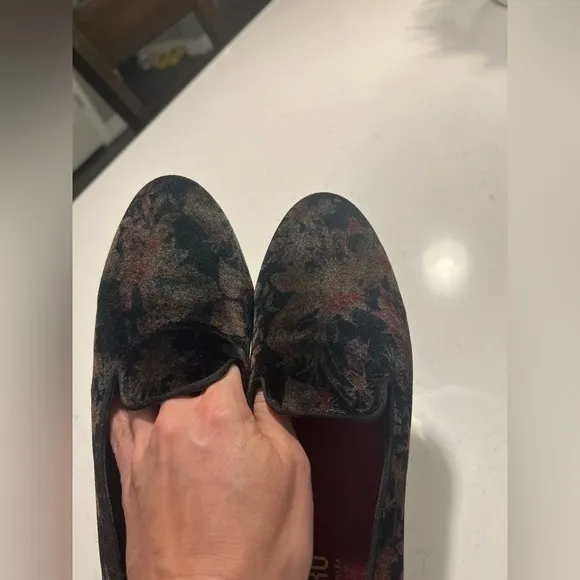 Munro Cerise Black Floral Velvet Loafers size 10
