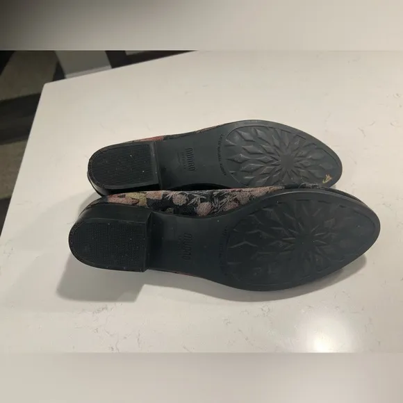 Munro Cerise Black Floral Velvet Loafers size 10