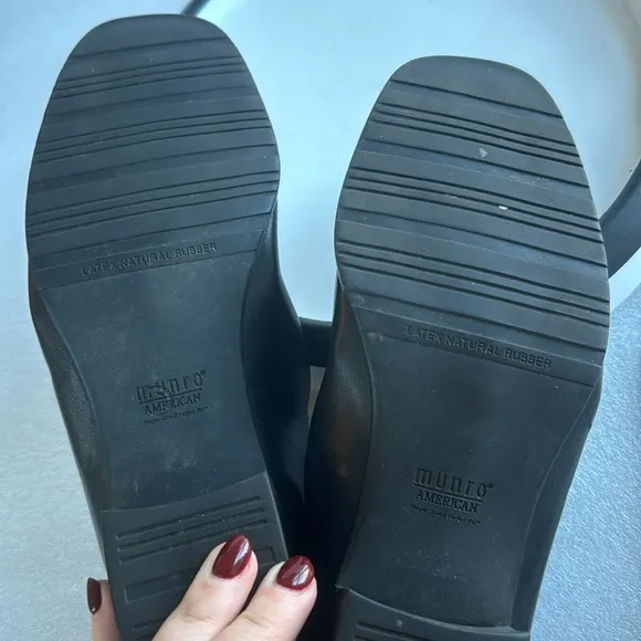 Munro Slip On Loafers 7.5W Women’s Wide Black Leather Comfort Square toe