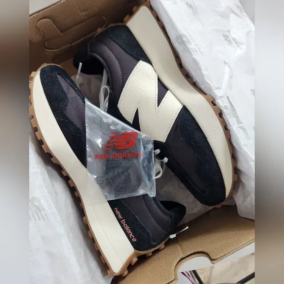 New Balance 327 Black White Sneakers Size 8 BNIB WS327BL Unused AUTHENTIC