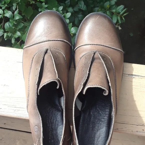 New Born taupe/oliv cap toe Lacefree loafers 9-9.5