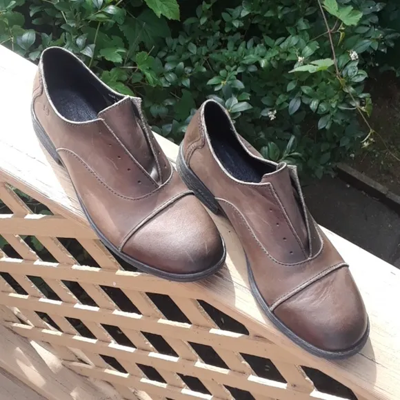 New Born taupe/oliv cap toe Lacefree loafers 9-9.5
