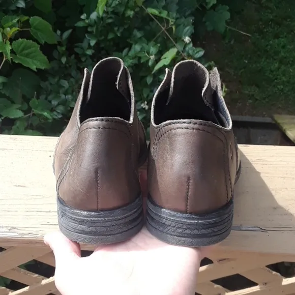 New Born taupe/oliv cap toe Lacefree loafers 9-9.5