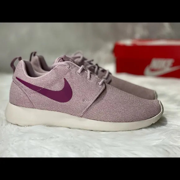 NEW NIKE Roshe one women sneakers