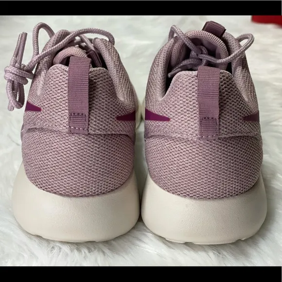 NEW NIKE Roshe one women sneakers
