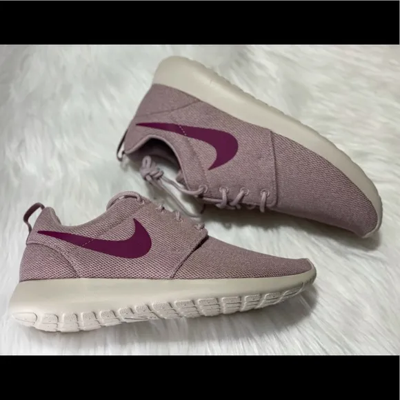 NEW NIKE Roshe one women sneakers