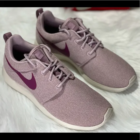 NEW NIKE Roshe one women sneakers