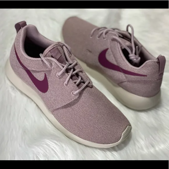 NEW NIKE Roshe one women sneakers