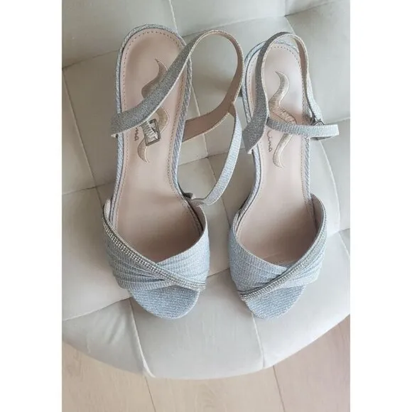NEW NINA NICASIA TRUE SILVER DRESS SANDALS HEELS SZ.8.5