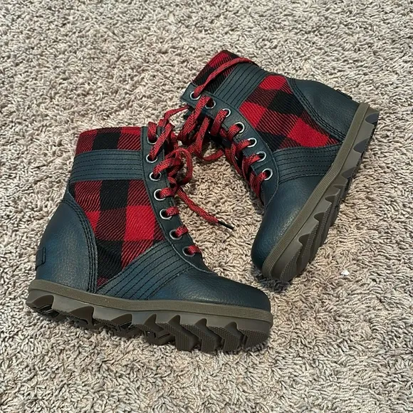 New Sorel girls wedge winter all weather boots red black plaid size 2