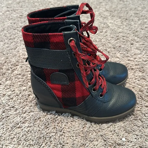New Sorel girls wedge winter all weather boots red black plaid size 2