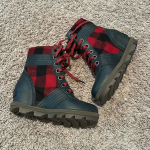 New Sorel girls wedge winter all weather boots red black plaid size 2