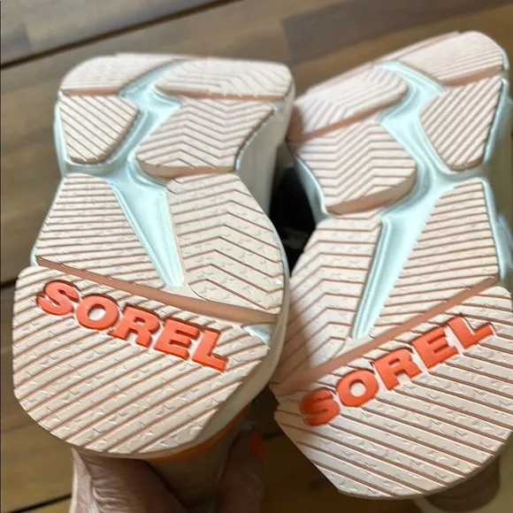 NEW SOREL Kinetic RNEGED Conquest Boot Size 6.5 Lace-Up Waterproof Sneakers, Tan