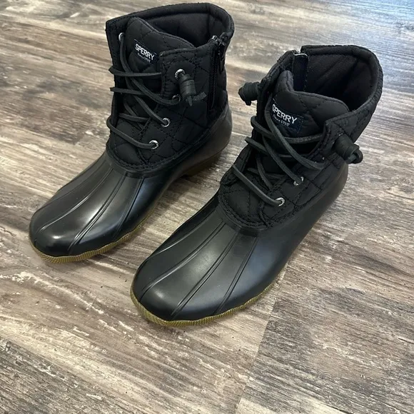 New Sperry Saltwater Nylon Quilt Kids Black Duck Boots Size 4M