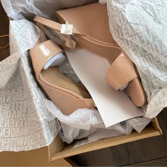 New Steve Madden Shapely Vegan Wedge Sandals in Tan Patent
