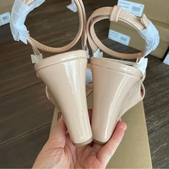 New Steve Madden Shapely Vegan Wedge Sandals in Tan Patent