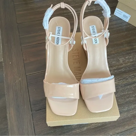 New Steve Madden Shapely Vegan Wedge Sandals in Tan Patent