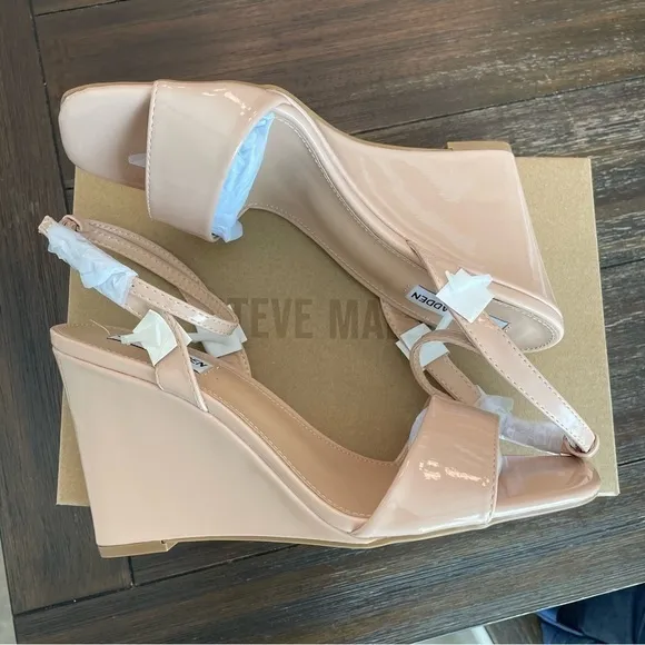 New Steve Madden Shapely Vegan Wedge Sandals in Tan Patent