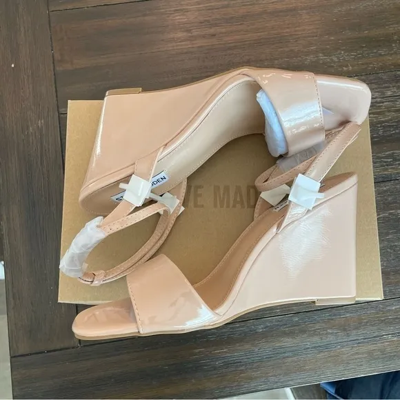 New Steve Madden Shapely Vegan Wedge Sandals in Tan Patent