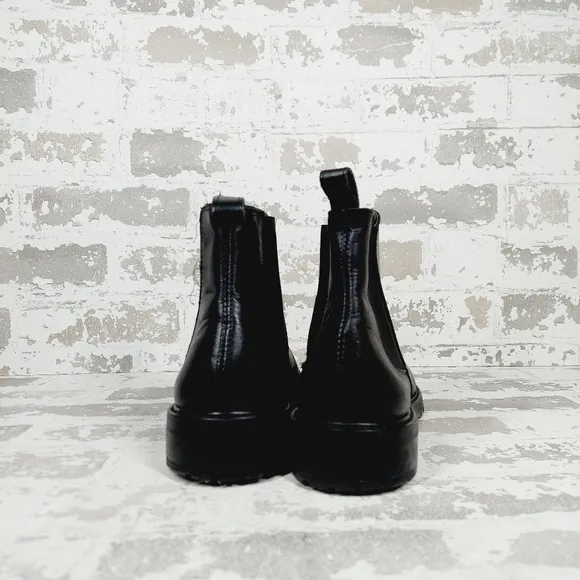 NEW Steve Madden Women's Leopold Black Leather Pull On Chelsea Ankle Boots M711