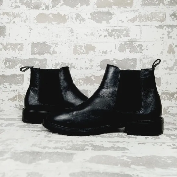 NEW Steve Madden Women's Leopold Black Leather Pull On Chelsea Ankle Boots M711