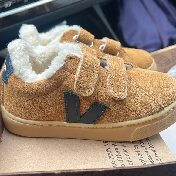 NEW Veja toddler boy sneakers - size 25 (8.5 US)