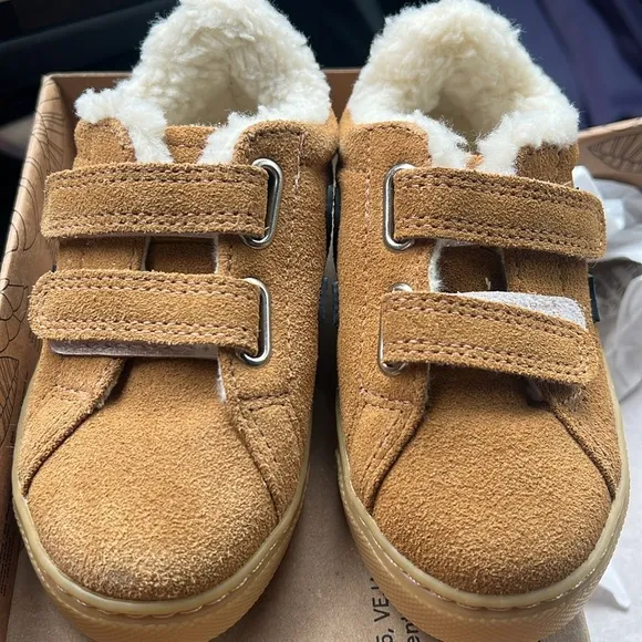 NEW Veja toddler boy sneakers - size 25 (8.5 US)
