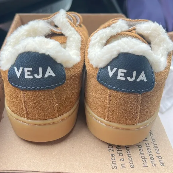 NEW Veja toddler boy sneakers - size 25 (8.5 US)