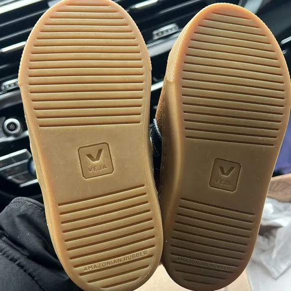 NEW Veja toddler boy sneakers - size 25 (8.5 US)