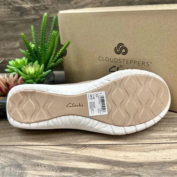 NIB Clarks Cloudsteppers Adella Moon Knit Slip On Shoes Loafers Flats Taupe