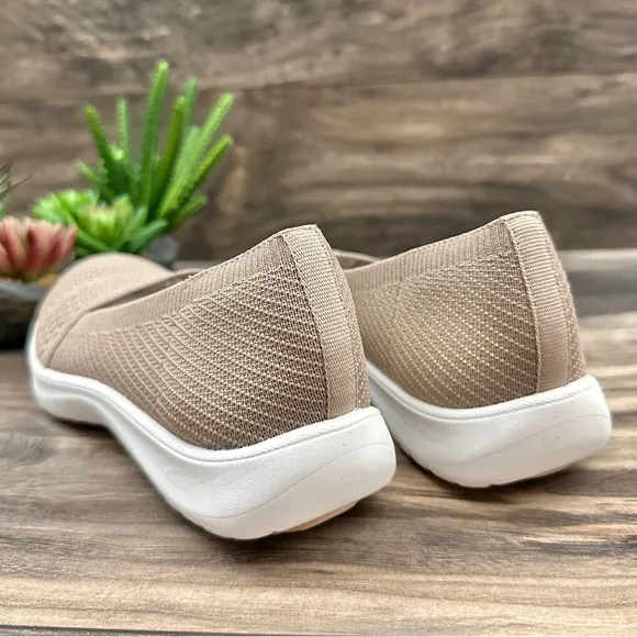 NIB Clarks Cloudsteppers Adella Moon Knit Slip On Shoes Loafers Flats Taupe