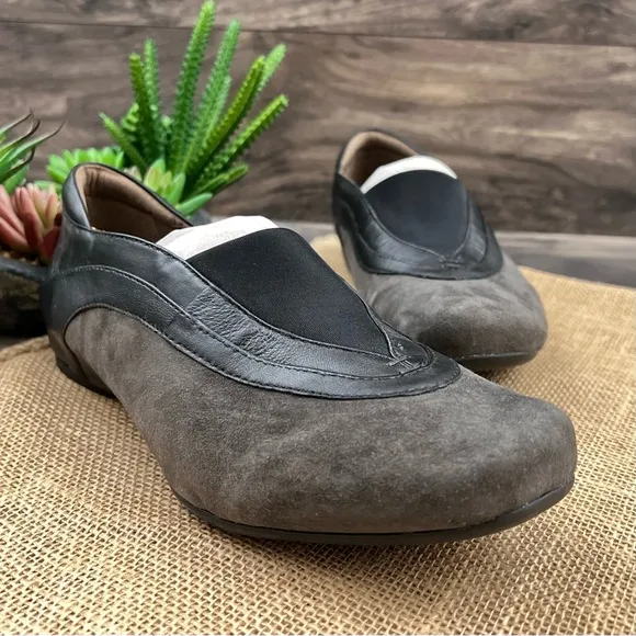 NIB Earthies Ferro Suede Leather Flats Loafers Shoes Dark Grey 8.5B