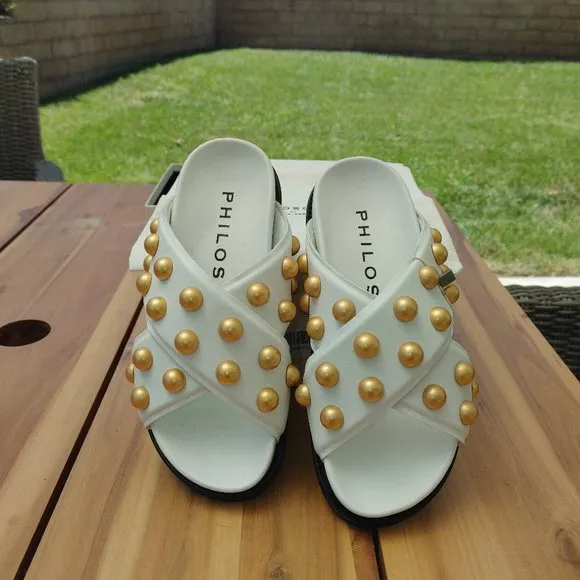 NIB PHILOSOPHY di LORENZO SERAFINI Gold Studs White Leather Sandals. 7 37
