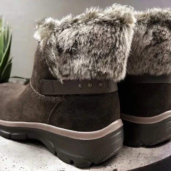 NIB Skechers Relaxed Fit Easy Going Quantum Pull on Boots Chocolate Suede