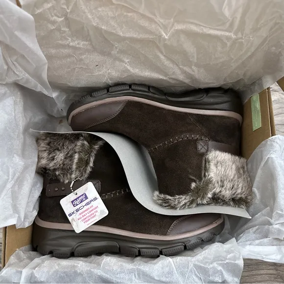 NIB Skechers Relaxed Fit Easy Going Quantum Pull on Boots Chocolate Suede