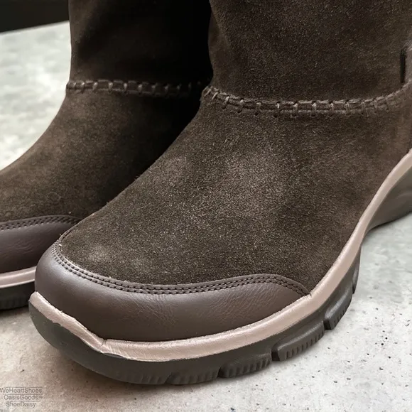 NIB Skechers Relaxed Fit Easy Going Quantum Pull on Boots Chocolate Suede