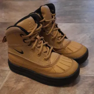 Nike ACG boots, size 11, tan