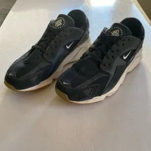 NIKE AIR HUARACHE Men’s Black Sneakers Size 10