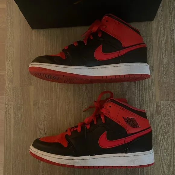 Nike- Air Jordan 1 MID (GS) Black/Fire Red- White- size 4Y