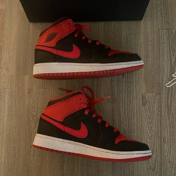 Nike- Air Jordan 1 MID (GS) Black/Fire Red- White- size 4Y
