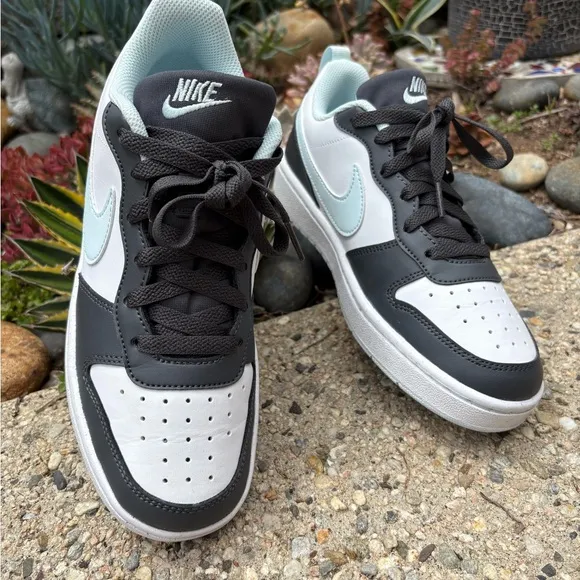 Nike Court Borough Low Sneakers