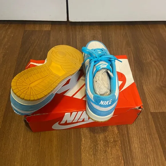Nike Dunks Low SE!! Blue Suade!!! Blue and White Sneakers with Gum Sole!!