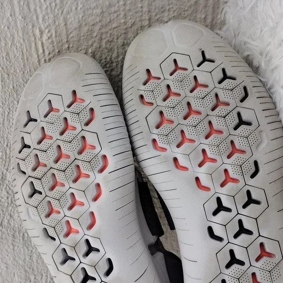 Nike Free RN Motion Flyknit 2018 Grey Crimson Pulse Fabric Upper Pull On Sneaker
