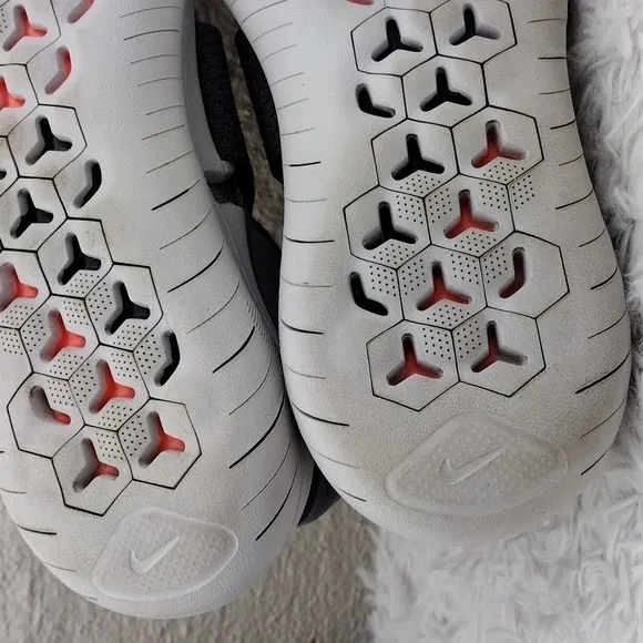 Nike Free RN Motion Flyknit 2018 Grey Crimson Pulse Fabric Upper Pull On Sneaker