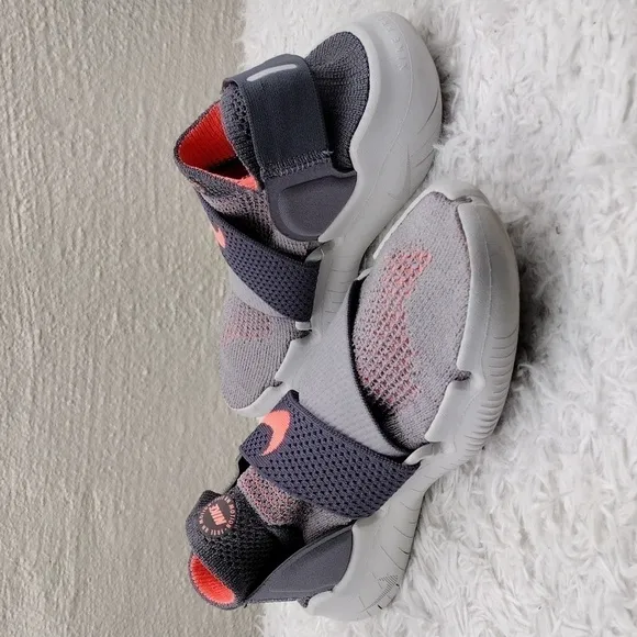 Nike Free RN Motion Flyknit 2018 Grey Crimson Pulse Fabric Upper Pull On Sneaker