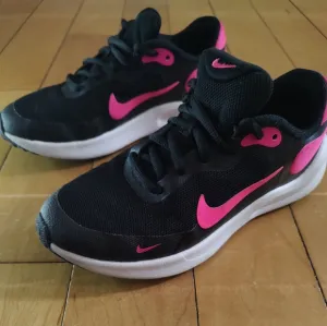 Nike Girls Black and Pink Sneakers