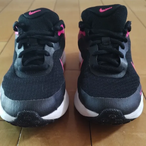 Nike Girls Black and Pink Sneakers