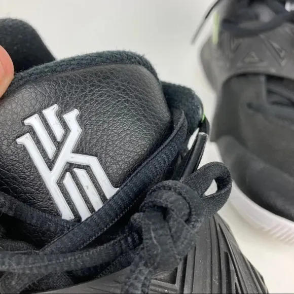 Nike Kyrie Flytrap 3 Sneakers Sz 6Y